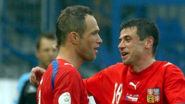 Jan Polák s Markem Kuličem (č.18) se radují z gólu v síti San Marina. Jan Polák s Markem Kuličem (č.18) se radují z gólu v síti San Marina.