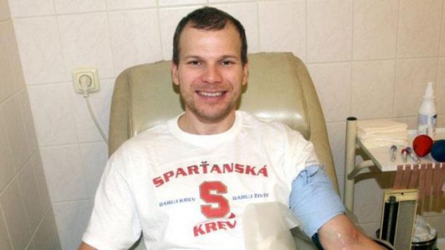 Hokejista Sparty František Ptáček odevzdává krev. Hokejista Sparty František Ptáček odevzdává krev.