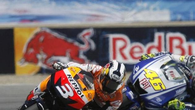 Španělského závodníka Daniho Pedrosu (vlevo) stíhá Ital Valentino Rossi v královské kategorii MotoGP. Španělského závodníka Daniho Pedrosu (vlevo) stíhá Ital Valentino Rossi v královské kategorii MotoGP.