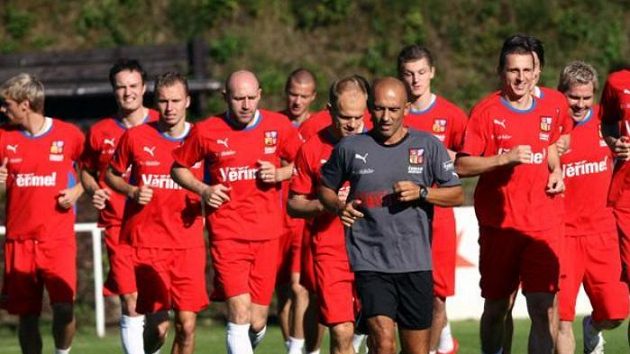 Fotbalisté české reprezentace s nápisem "Věříme" na dresech Fotbalisté české reprezentace s nápisem "Věříme" na dresech