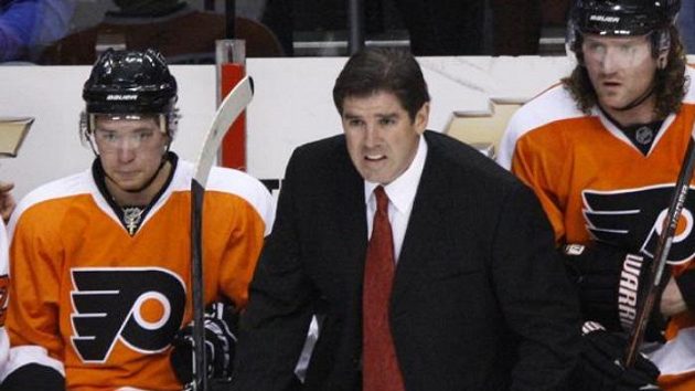 Trenér hokejistů Philadelphie Peter Laviolette bývá často emotivní Trenér hokejistů Philadelphie Peter Laviolette bývá často emotivní