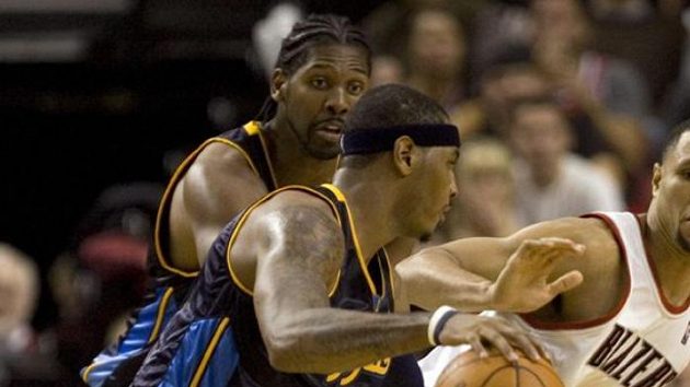 Basketbalista Denveru Carmelo Anthony (vlevo) proniká kolem hráče Portlandu Brandona Roye. Basketbalista Denveru Carmelo Anthony (vlevo) proniká kolem hráče Portlandu Brandona Roye.
