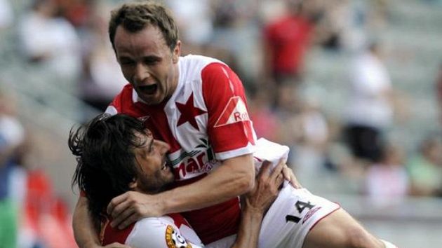 Fotbalista Zdeněk Šenkeřík ze Slavie se raduje se spoluhráčem Matějem Krajčíkem (vlevo) z branky Fotbalista Zdeněk Šenkeřík ze Slavie se raduje se spoluhráčem Matějem Krajčíkem (vlevo) z branky