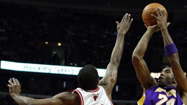 Basketbalista Los Angeles Lakers Kobe Bryant střílí na koš Chicaga. Basketbalista Los Angeles Lakers Kobe Bryant střílí na koš Chicaga.