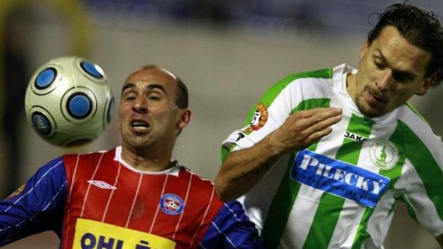 Souboj dvou zkušených matadorů. Brněnský Polách (vlevo) s Markem Kinclem z Bohemians Praha Souboj dvou zkušených matadorů. Brněnský Polách (vlevo) s Markem Kinclem z Bohemians Praha