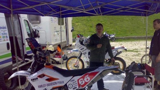 David Pabiška (vlevo) a Dušan Randýsek v bivaku před startem Středoevropské rallye. David Pabiška (vlevo) a Dušan Randýsek v bivaku před startem Středoevropské rallye.