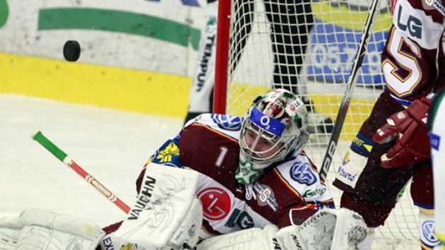 Brankář Sparty Petr Přikryl kryje střelu Richarda Krále z Mladé Boleslavi. Brankář Sparty Petr Přikryl kryje střelu Richarda Krále z Mladé Boleslavi.