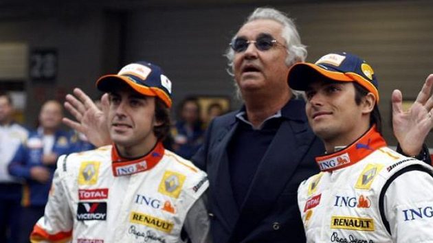 Flavio Briatore na snímku s tehdejšími jezdci Renaultu Fernandem Alonsem (vlevo) a Nelsonem Piquetem. Flavio Briatore na snímku s tehdejšími jezdci Renaultu Fernandem Alonsem (vlevo) a Nelsonem Piquetem.