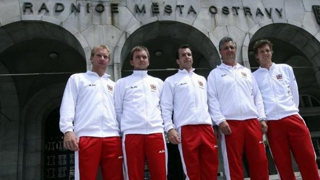 Zleva český daviscupový tým ve složení Lukáš Dlouhý, Ivo Minář, Radek Štěpánek, kapitán Jaroslav Navrátil a Tomáš Berdych Zleva český daviscupový tým ve složení Lukáš Dlouhý, Ivo Minář, Radek Štěpánek, kapitán Jaroslav Navrátil a Tomáš Berdych