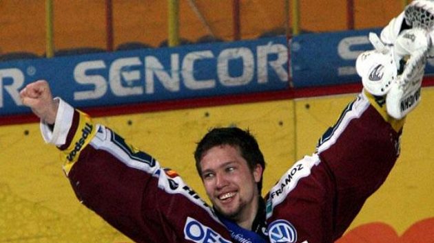 Tomáš Duba na snímku z roku 2007 se raduje ze zisku titulu s pražskou Spartou. Tomáš Duba na snímku z roku 2007 se raduje ze zisku titulu s pražskou Spartou.