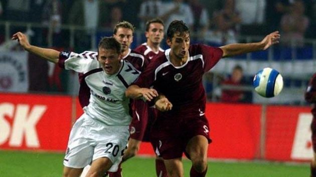 Došek ze Sparty bojuje o míč s Berrou z Hearts. Došek ze Sparty bojuje o míč s Berrou z Hearts.