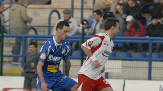 Plzeňský Jan Lecjaks (vlevo) se snaží vybojovat míč v utkání ve Zlíně. Plzeňský Jan Lecjaks (vlevo) se snaží vybojovat míč v utkání ve Zlíně.