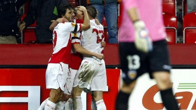 Radost slávistických fotbalistů po brance do sítě Valencie. Radost slávistických fotbalistů po brance do sítě Valencie.