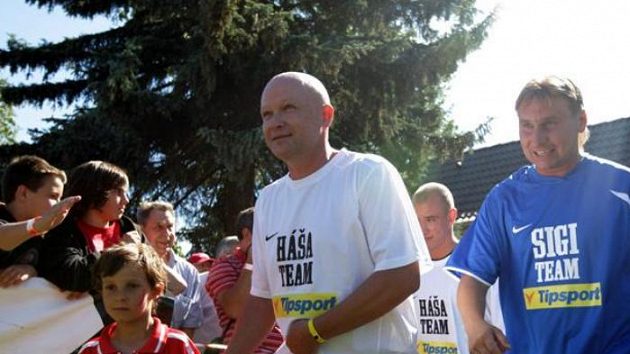 Ivan Hašek (vlevo) a Horst Siegl vedou své týmy při exhibici na hřiště. Ivan Hašek (vlevo) a Horst Siegl vedou své týmy při exhibici na hřiště.