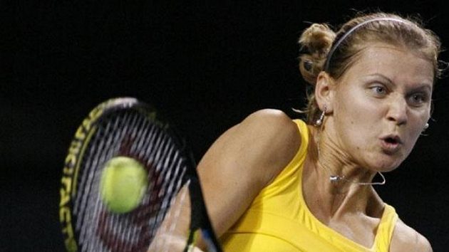 Lucie Šafářová během zápasu proti Bělorusce Azarenkové v Tokiu Lucie Šafářová během zápasu proti Bělorusce Azarenkové v Tokiu