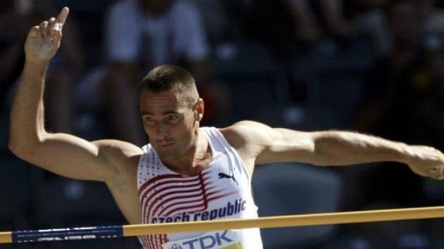 Desetibojař Roman Šebrle při skoku o tyči na mistrovství světa v Berlíně. Desetibojař Roman Šebrle při skoku o tyči na mistrovství světa v Berlíně.