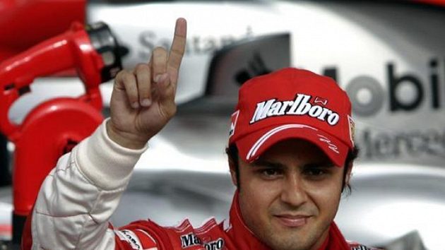 Vítěz kvalifikace na VC Španělska Felipe Massa z Brazílie, pilot monopostu Ferrari. Vítěz kvalifikace na VC Španělska Felipe Massa z Brazílie, pilot monopostu Ferrari.