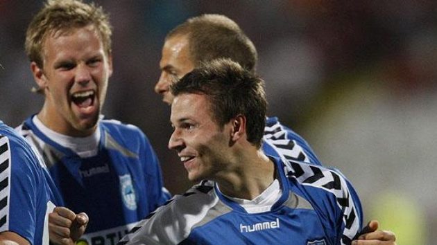 Jiří Liška (vpředu) oslavuje se spoluhráči z Liberce gól proti Dinamu Bukurešť Jiří Liška (vpředu) oslavuje se spoluhráči z Liberce gól proti Dinamu Bukurešť