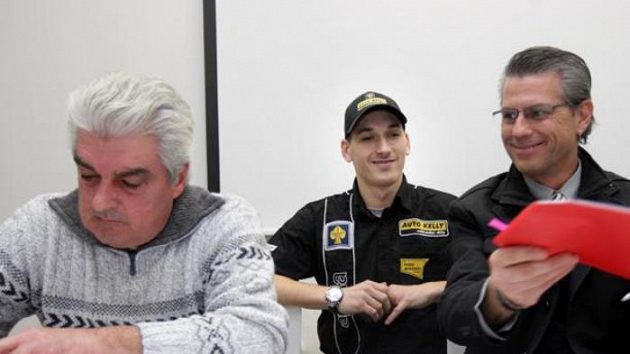 Lukáš Pešek (uprostřed) s představiteli týmu Matteoni Racing. Vlevo majitel Massimo Matteoni, vpravo manažer Paolo Tajana. Lukáš Pešek (uprostřed) s představiteli týmu Matteoni Racing. Vlevo majitel Massimo Matteoni, vpravo manažer Paolo Tajana.