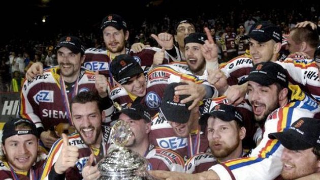 Radost hokejistů Sparty Radost hokejistů Sparty