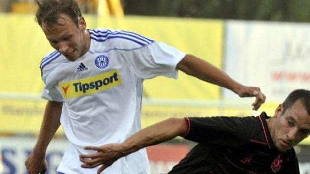 Jakub Petr z Olomouce (vlevo) v souboji s Leonem Osmanem z Evertonu Jakub Petr z Olomouce (vlevo) v souboji s Leonem Osmanem z Evertonu