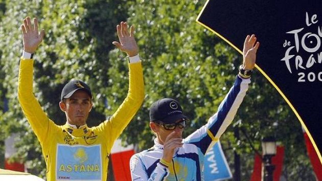 Alberto Contador (vlevo) a třetí Lance Armstrong na stupních vítězů Alberto Contador (vlevo) a třetí Lance Armstrong na stupních vítězů