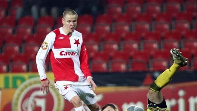 Slávistický útočník Adam Hloušek se snaží překonat plzeňského brankáře Michala Daňka Slávistický útočník Adam Hloušek se snaží překonat plzeňského brankáře Michala Daňka