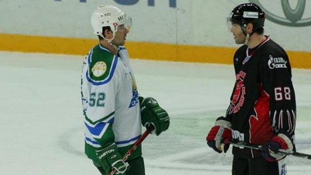 Takhle se Leoš Čermák (vlevo) potkal s Jaromírem Jágrem loni, když hrál ještě za Ufu Takhle se Leoš Čermák (vlevo) potkal s Jaromírem Jágrem loni, když hrál ještě za Ufu