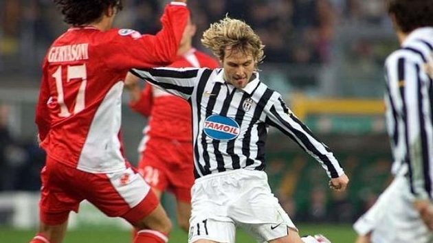 Pavel Nedvěd (uprostřed) bude mít v Juventusu po návratu do Serie A nového spoluhráče Iaquintu. Pavel Nedvěd (uprostřed) bude mít v Juventusu po návratu do Serie A nového spoluhráče Iaquintu.