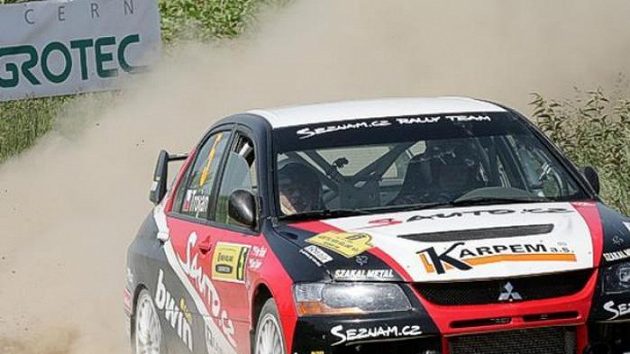 Karel Trojan s vozem Mitsubishi Lancer EVO IX na trati Rallye Hustopeče. Karel Trojan s vozem Mitsubishi Lancer EVO IX na trati Rallye Hustopeče.