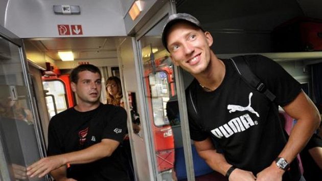 Překážkář Petr Svoboda (vpravo) ve vlaku na nádraží v pražských Holešovicích Překážkář Petr Svoboda (vpravo) ve vlaku na nádraží v pražských Holešovicích