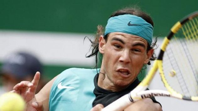 Rafael Nadal při utkání s Thomasem Johanssonem na turnaji v Barceloně. Rafael Nadal při utkání s Thomasem Johanssonem na turnaji v Barceloně.