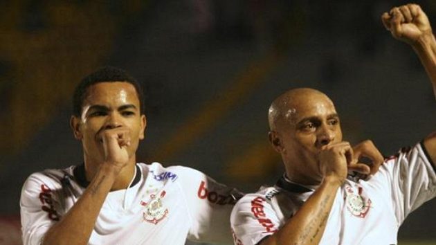 Roberto Carlos (vpravo) oslavuje výhru Corinthians se svým spoluhráčem Denthinem. Roberto Carlos (vpravo) oslavuje výhru Corinthians se svým spoluhráčem Denthinem.