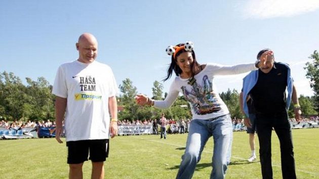Herečka Mahulena Bočanová (uprostřed) při slavnostním výkopu, jemuž přihlíží Ivan Hašek (vlevo) a Antonín Panenka. To se ovšem hrála v Lipencích exhibice. Možná, že i na slavnostní zahájení nového projektu bude ale pozvána. Herečka Mahulena Bočanová (uprostřed) při slavnostním výkopu, jemuž přihlíží Ivan Hašek (vlevo) a Antonín Panenka. To se ovšem hrála v Lipencích exhibice. Možná, že i na slavnostní zahájení nového projektu bude ale pozvána.
