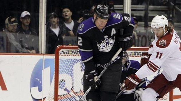 Hokejista Phoenixu Martin Hanzal (č. 11) napadá obránce Los Angeles Matta Greena. Hokejista Phoenixu Martin Hanzal (č. 11) napadá obránce Los Angeles Matta Greena.