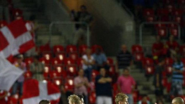 Fotbalisté Slavie oslavují vítězství nad CZ Bělěhrad. Fotbalisté Slavie oslavují vítězství nad CZ Bělěhrad.