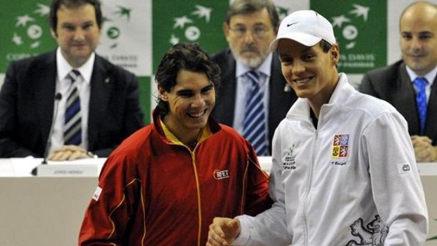 Český tenista Tomáš Berdych (vpravo) a Rafael Nadal ze Španělska po losování finále Davisova poháru Český tenista Tomáš Berdych (vpravo) a Rafael Nadal ze Španělska po losování finále Davisova poháru