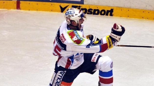 Hokejista Pardubic Adam Pineault oslavuje svůj gól v utkání proti Zlínu. Hokejista Pardubic Adam Pineault oslavuje svůj gól v utkání proti Zlínu.