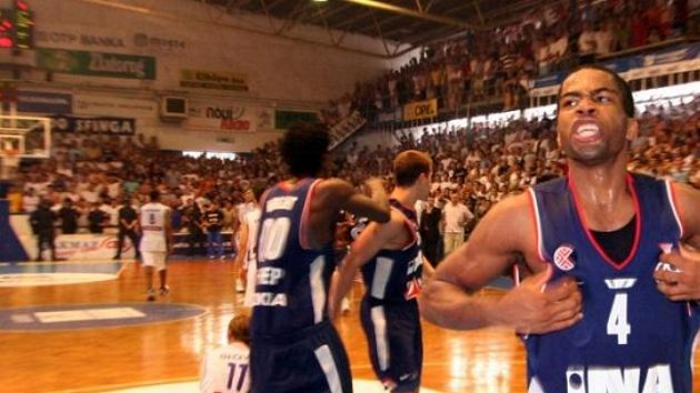 Chris Warren (vpravo), opora basketbalistů Cibony Záhřeb Chris Warren (vpravo), opora basketbalistů Cibony Záhřeb