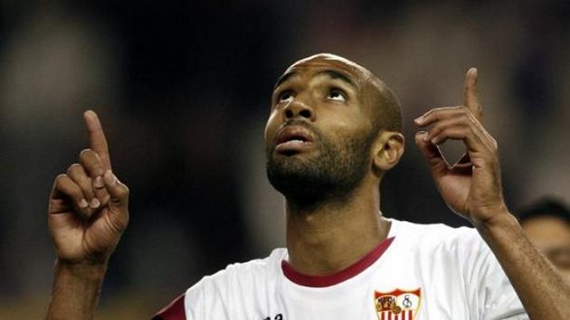 Kanonýr Frederic Kanoute v dresu Sevilly Kanonýr Frederic Kanoute v dresu Sevilly
