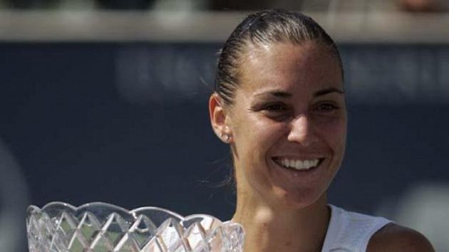 Italská tenista Flavia Pennettaová s trofejí pro vítězku turnaje v Los Angeles Italská tenista Flavia Pennettaová s trofejí pro vítězku turnaje v Los Angeles