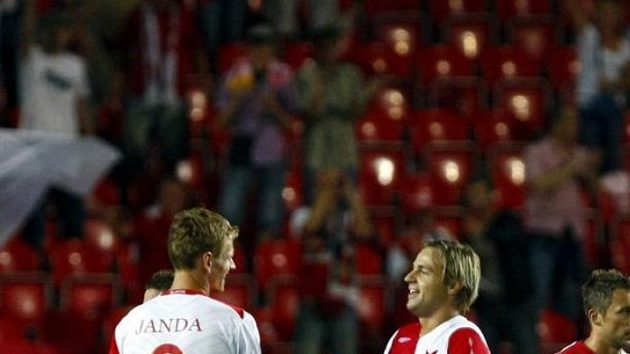 Fotbalisté Slavie Petr Janda (vlevo) a Jaroslav Černý oslavují. Fotbalisté Slavie Petr Janda (vlevo) a Jaroslav Černý oslavují.