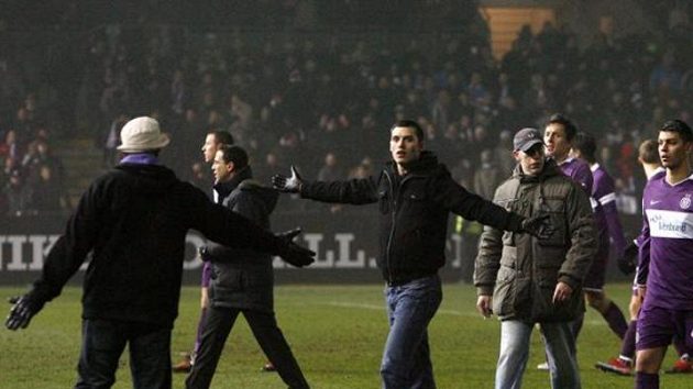 Fanoušci fotbalistů Austrie Vídeň na hrací ploše během utkání proti Bilbau Fanoušci fotbalistů Austrie Vídeň na hrací ploše během utkání proti Bilbau