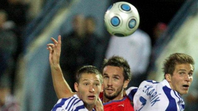 Český fotbalista Tomáš Sivok hlavičkuje na branku Slovenska. Český fotbalista Tomáš Sivok hlavičkuje na branku Slovenska.