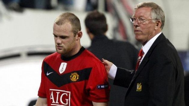 Útočník Manchesteru United Wayne Rooney je proti své vůli střídán koučem Sirem Alexem Fergusonem v utkání Ligy mistrů v Istanbulu. Útočník Manchesteru United Wayne Rooney je proti své vůli střídán koučem Sirem Alexem Fergusonem v utkání Ligy mistrů v Istanbulu.