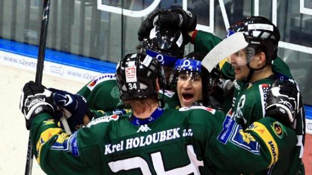 Hokejista Karlových Varů Václav Pletka (uprostřed) oslavuje gól na Slavii. Hokejista Karlových Varů Václav Pletka (uprostřed) oslavuje gól na Slavii.