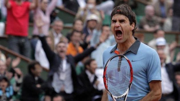Emocionální reakce Rogera Federera v semifinále French Open s Argentincem Del Potrem. Emocionální reakce Rogera Federera v semifinále French Open s Argentincem Del Potrem.