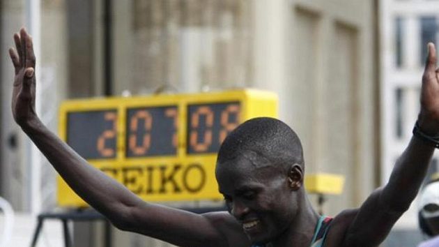 Keňský běžec Abel Kirui v cíli maratónu na MS v Berlíně. Keňský běžec Abel Kirui v cíli maratónu na MS v Berlíně.
