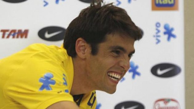 Brazilský fotbalista Kaká si plácnul s vedením Realu Madrid, kam přestupuje z AC Milán. Brazilský fotbalista Kaká si plácnul s vedením Realu Madrid, kam přestupuje z AC Milán.