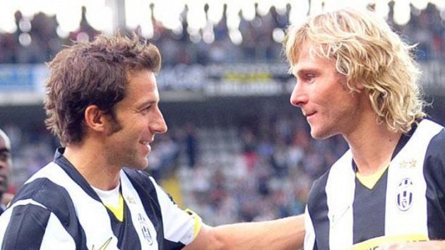 Pavel Nedvěd (vpravo) dostává od Alessandra Del Piera pamětní dres. Pavel Nedvěd (vpravo) dostává od Alessandra Del Piera pamětní dres.